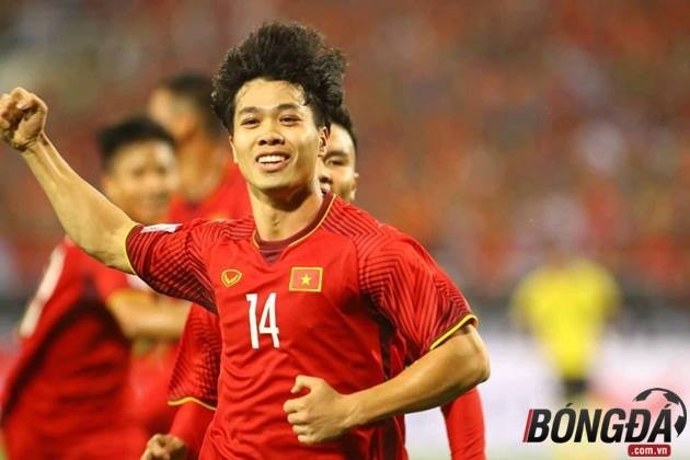 Cận cảnh: Công Phượng tả xung hữu đột, làm loạn hàng thủ Malaysia dù bị giật cùi chỏ - Bóng Đá