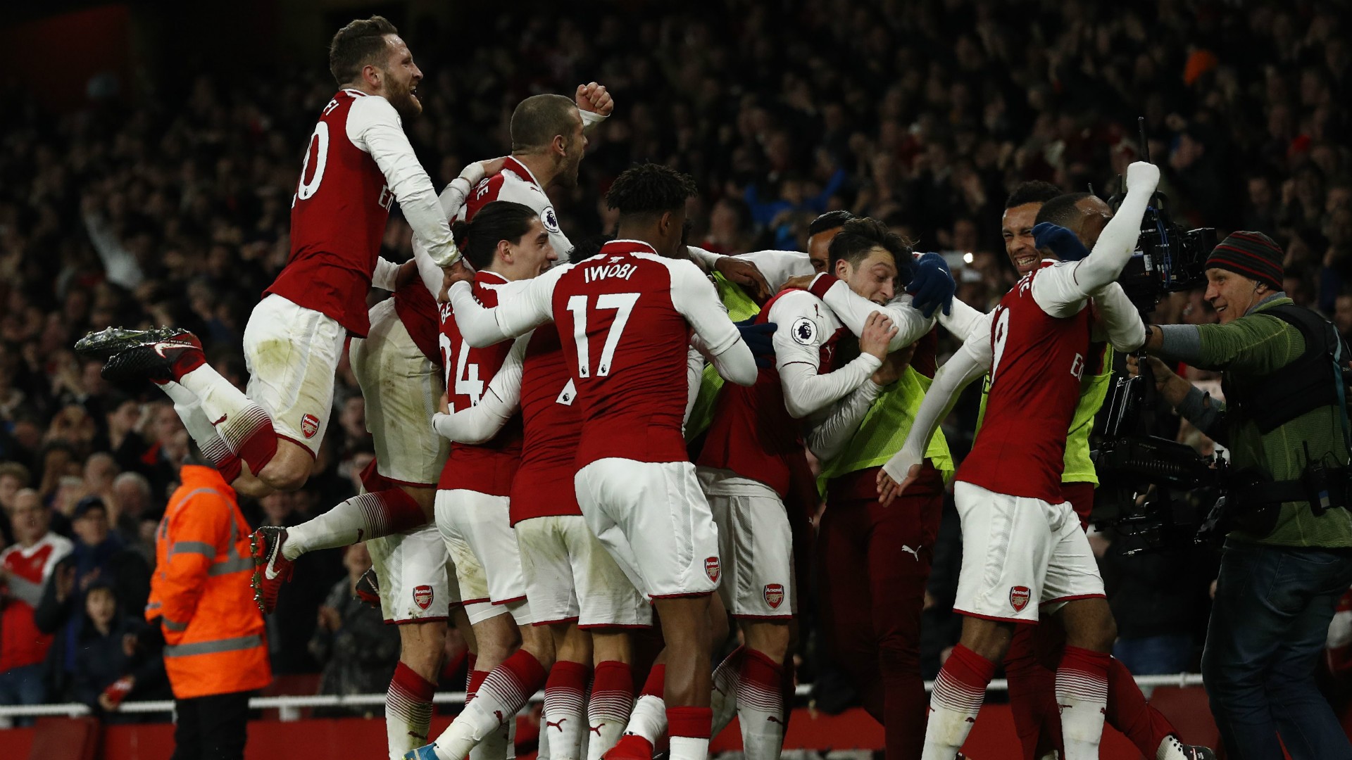 Góc HLV Nguyễn Văn Sỹ: Cả Premier League dừng bước, Man City vẫn chạy - Bóng Đá