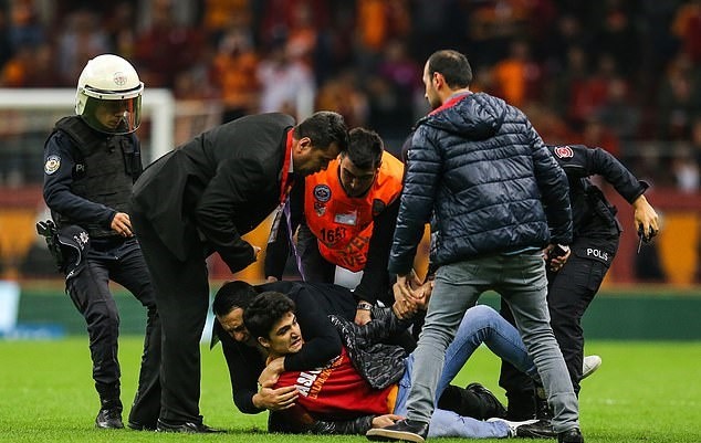 Kinh hoàng! Cầu thủ Galatasaray bị phía Fenerbahce rượt đánh  - Bóng Đá