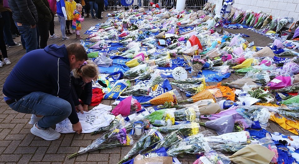 CĐV chia buồn Leicester City bên ngoài sân King Power - Bóng Đá