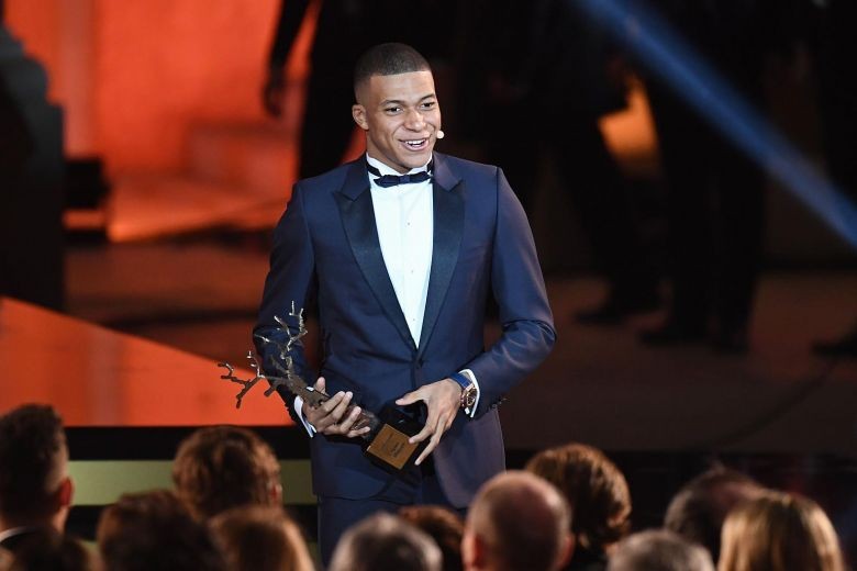 Mbappe khoe đầu bạc-- - Bóng Đá