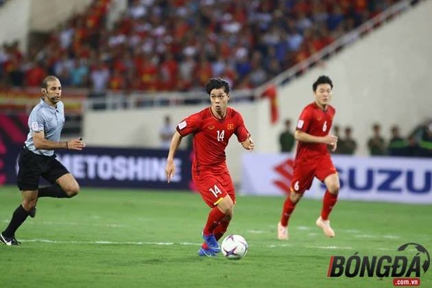 Cận cảnh: Công Phượng tả xung hữu đột, làm loạn hàng thủ Malaysia dù bị giật cùi chỏ - Bóng Đá