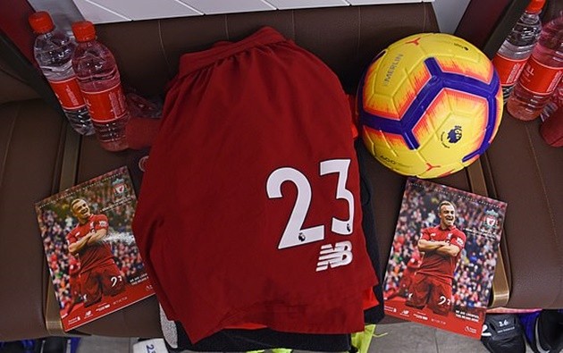 Cầu thủ Liverpool căng thẳng, phía M.U xuất hiện ninja trên sân Anfield - Bóng Đá