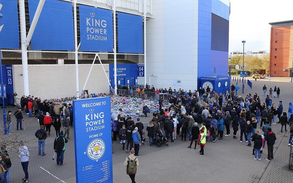 CĐV chia buồn Leicester City bên ngoài sân King Power - Bóng Đá