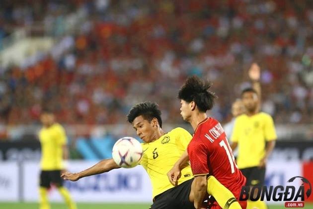 Cận cảnh: Công Phượng tả xung hữu đột, làm loạn hàng thủ Malaysia dù bị giật cùi chỏ - Bóng Đá