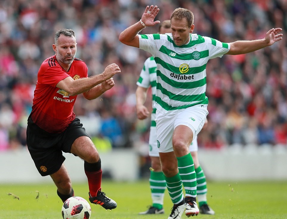 Keane, Giggs xỏ giày ra sân - Bóng Đá