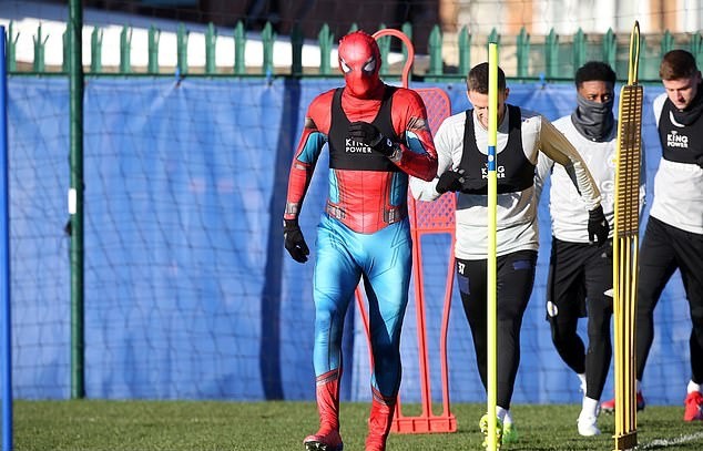 Vady hoá người nhện, dọa HLV Leicester khiếp vía trên sân tập - Bóng Đá