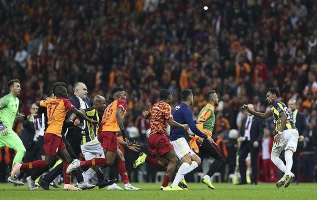 Kinh hoàng! Cầu thủ Galatasaray bị phía Fenerbahce rượt đánh  - Bóng Đá
