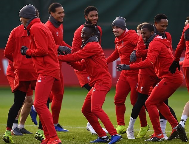 Cầu thủ Liverpool cười ngặt nghẽo chứng kiến Klopp tâng bóng - Bóng Đá
