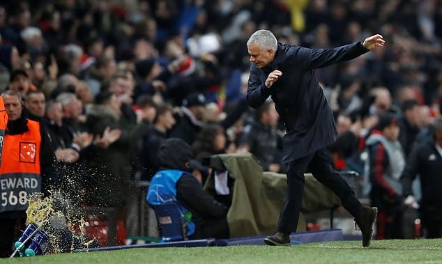 Mourinho nổi điên, đập phá giỏ đựng nước khi Fellaini ghi bàn - Bóng Đá