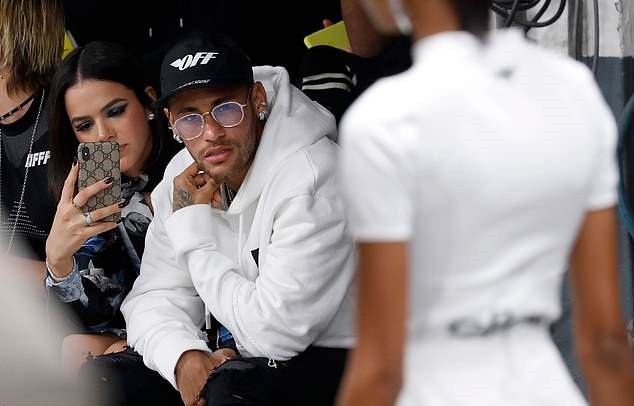 Neymar đi tuần lễ thời trang với bạn gái - Bóng Đá