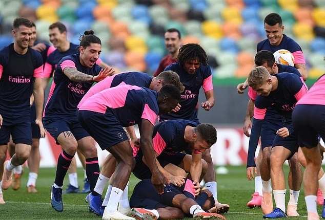Ozil quậy tung sân tập, Arsenal hướng tới thiên đường thứ 11 - Bóng Đá
