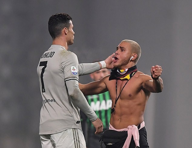 Fan cuồng phấn khích khi được ôm Ronaldo ngay trên sân - Bóng Đá