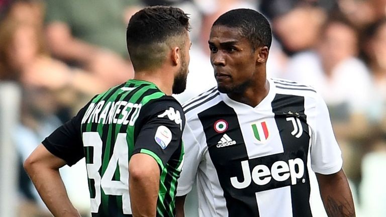 Không chỉ 'phun châu nhả ngọc', Douglas Costa còn húc đầu, đánh cùi chỏ - Bóng Đá
