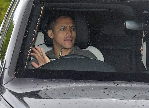 Sanchez hậm hực tới sân tập khi bị Mourinho loại khỏi đội hình M.U - Bóng Đá