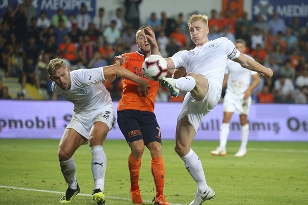 Europa League: Chiến thắng nghẹt thở, Burnley hiện thức hóa 