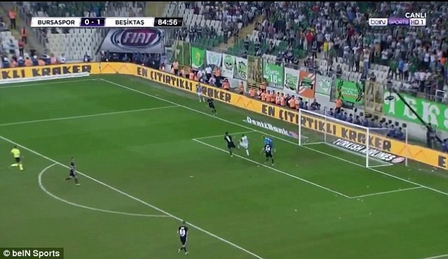 Karius lại mắc sai lầm chết người khiến Besiktas trả giá đắt - Bóng Đá