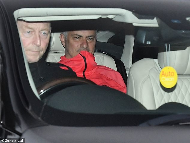 Tương lai đã quyết, Mourinho trở lại M.U với nụ cười bí ẩn - Bóng Đá