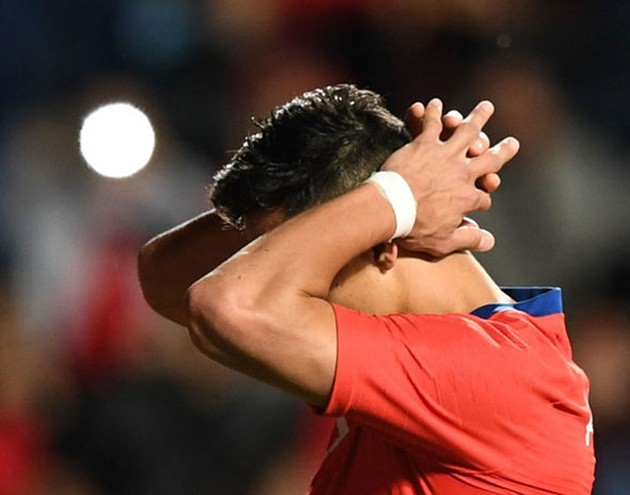 Hỏng ăn 11m, Sanchez như nổi khùng khi Chile thất trận - Bóng Đá