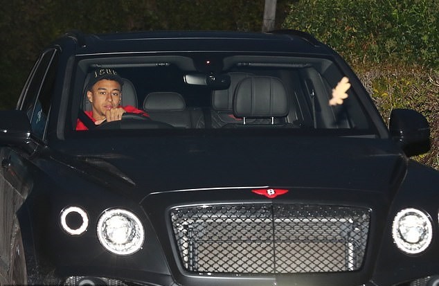 Không phút nghỉ ngơi, dàn sao Man Utd rời sân tập tối muộn - Bóng Đá