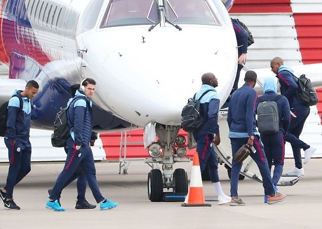 Chùm ảnh: MAn City di chuyển - Bóng Đá