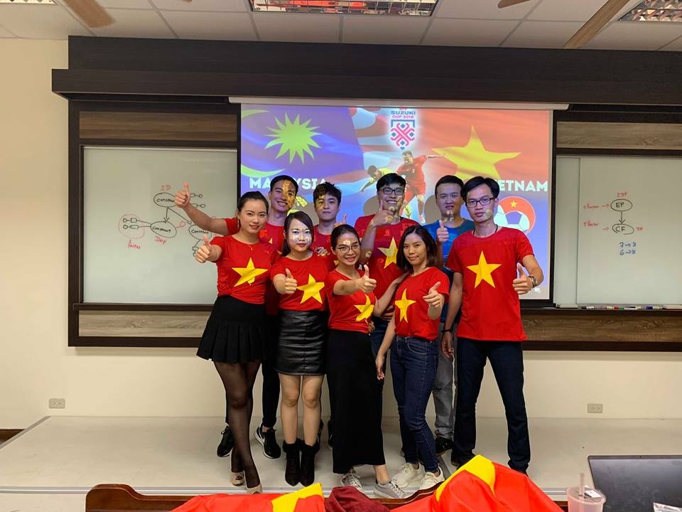 Du học sinh tiếp lửa, vỡ òa khi tuyển Việt Nam vô địch AFF Cup - Bóng Đá