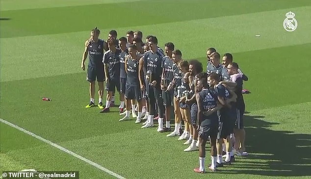 ảnh Modric khoe The Best - Bóng Đá