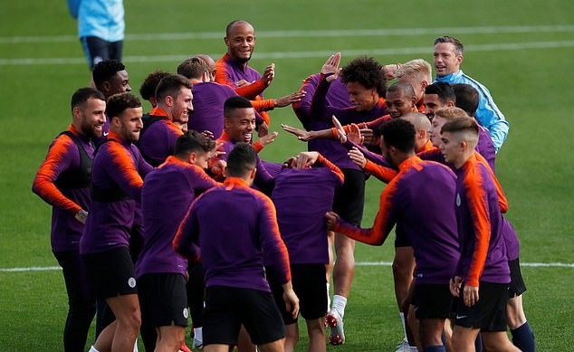Sanchez buồn rũ rượi trên đường tới sân tập Man Utd - Bóng Đá