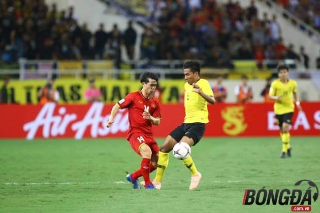 Cận cảnh: Công Phượng tả xung hữu đột, làm loạn hàng thủ Malaysia dù bị giật cùi chỏ - Bóng Đá