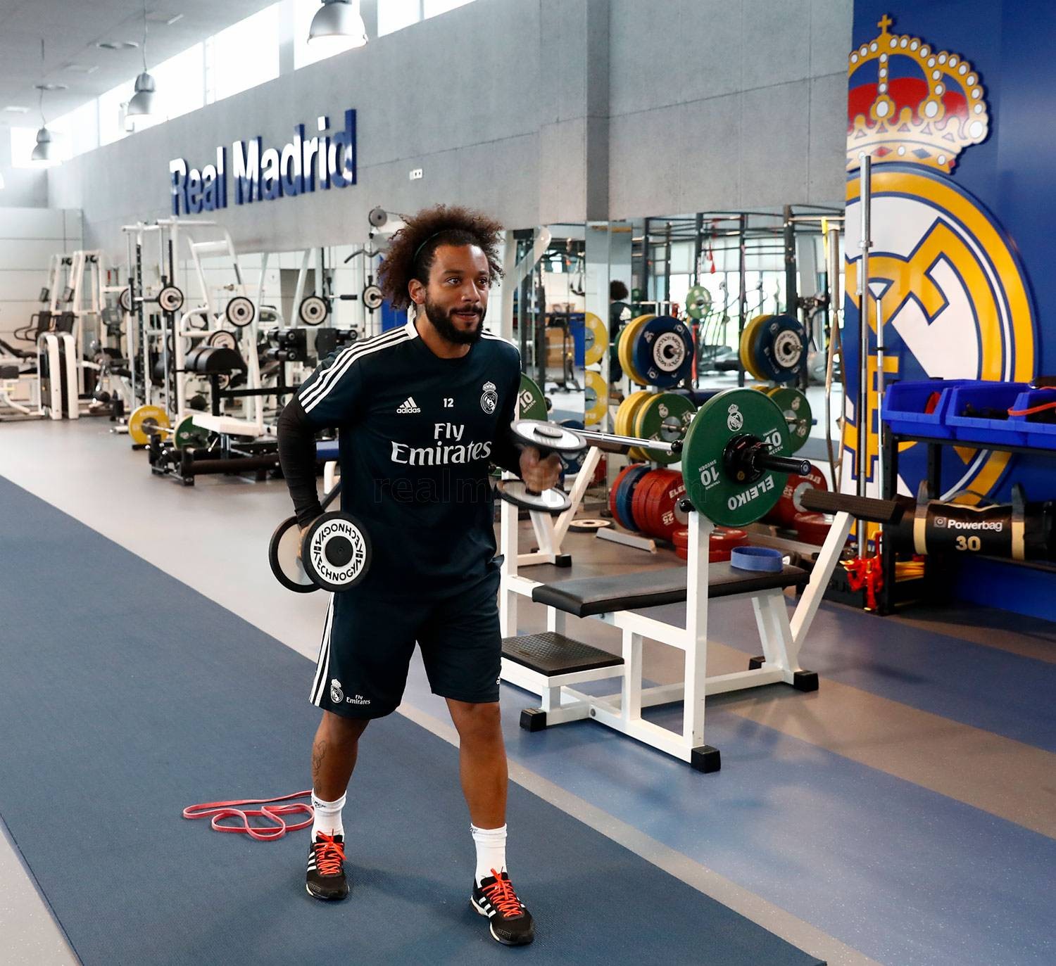 Modric lặp lại hành động của Ronaldo trên sân tập Real - Bóng Đá