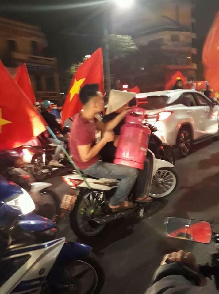 Xe cơ động, xe chở rác, lẫn... xe tang hòa chung niềm vui U23 Việt Nam - Bóng Đá