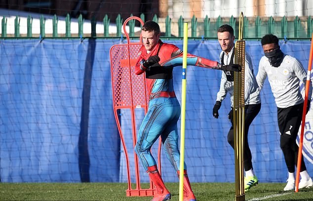 Vady hoá người nhện, dọa HLV Leicester khiếp vía trên sân tập - Bóng Đá
