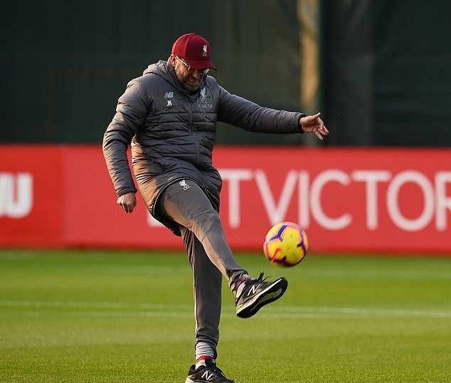 Cầu thủ Liverpool cười ngặt nghẽo chứng kiến Klopp tâng bóng - Bóng Đá