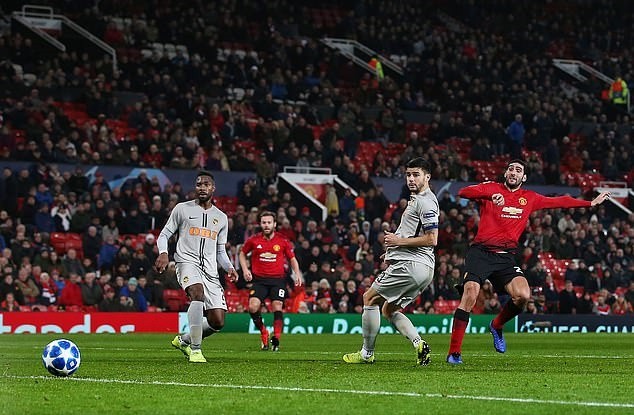 Mourinho nổi điên, đập phá giỏ đựng nước khi Fellaini ghi bàn - Bóng Đá