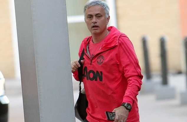 Chùm ảnh: MAN UNITED ĐẾN LONDON - Bóng Đá