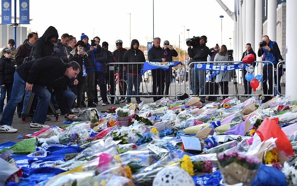 CĐV chia buồn Leicester City bên ngoài sân King Power - Bóng Đá
