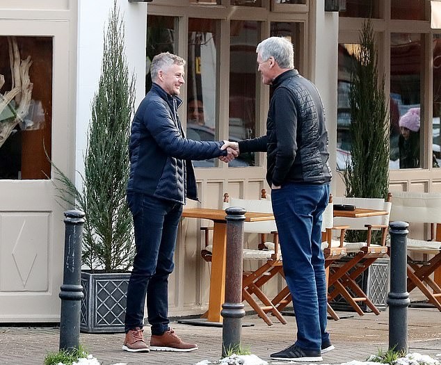 Solskjaer gặp gỡ người từng là 'thứ dữ' tại M.U trong ngày cuối TTCN mùa Đông - Bóng Đá