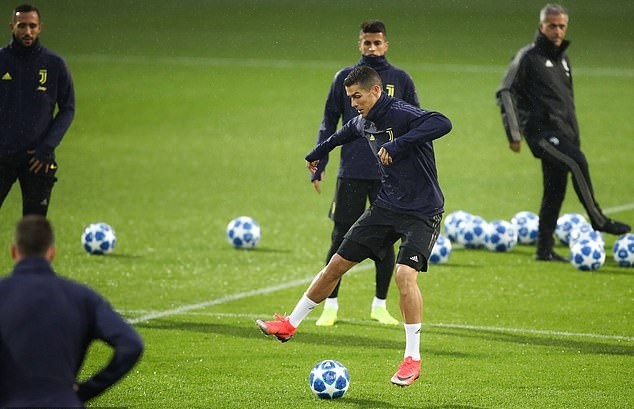 Ronaldo chỉ mặt đồng đội, Juventus chờ hạ Man Utd - Bóng Đá