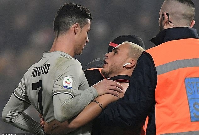 Fan cuồng phấn khích khi được ôm Ronaldo ngay trên sân - Bóng Đá