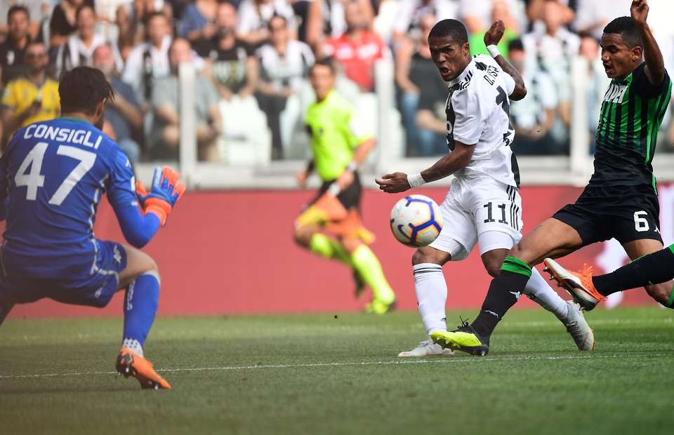Không chỉ 'phun châu nhả ngọc', Douglas Costa còn húc đầu, đánh cùi chỏ - Bóng Đá