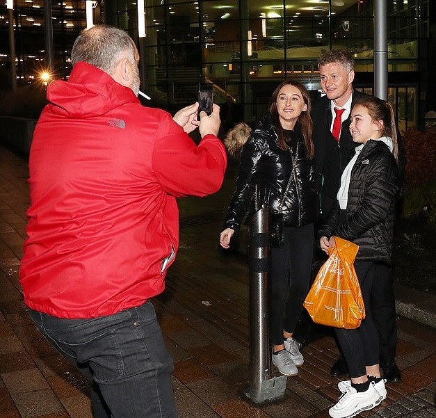Chùm ảnh Man Utd trở lại Manchester - Bóng Đá