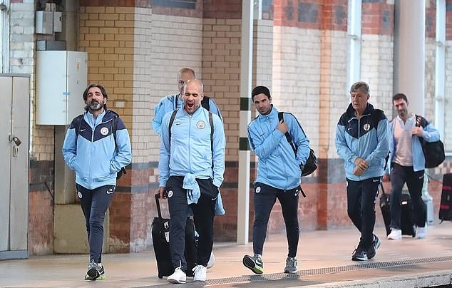 HLV Pep Guardiola ngáy ngủ khi Man City lên đường tới London - Bóng Đá