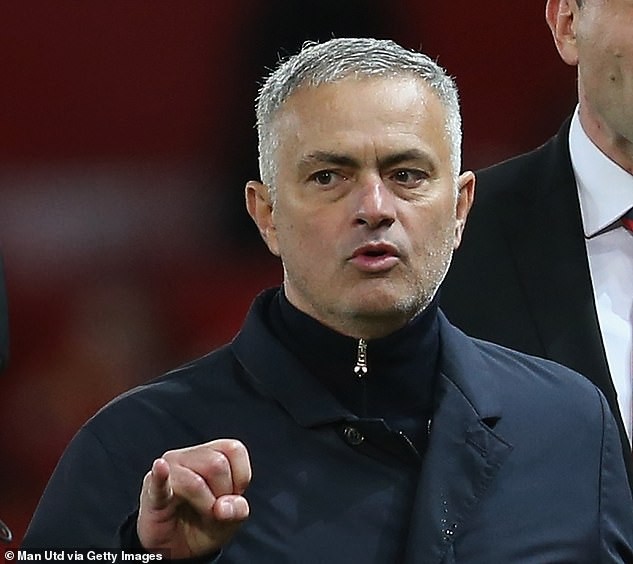 Tương lai đã quyết, Mourinho trở lại M.U với nụ cười bí ẩn - Bóng Đá