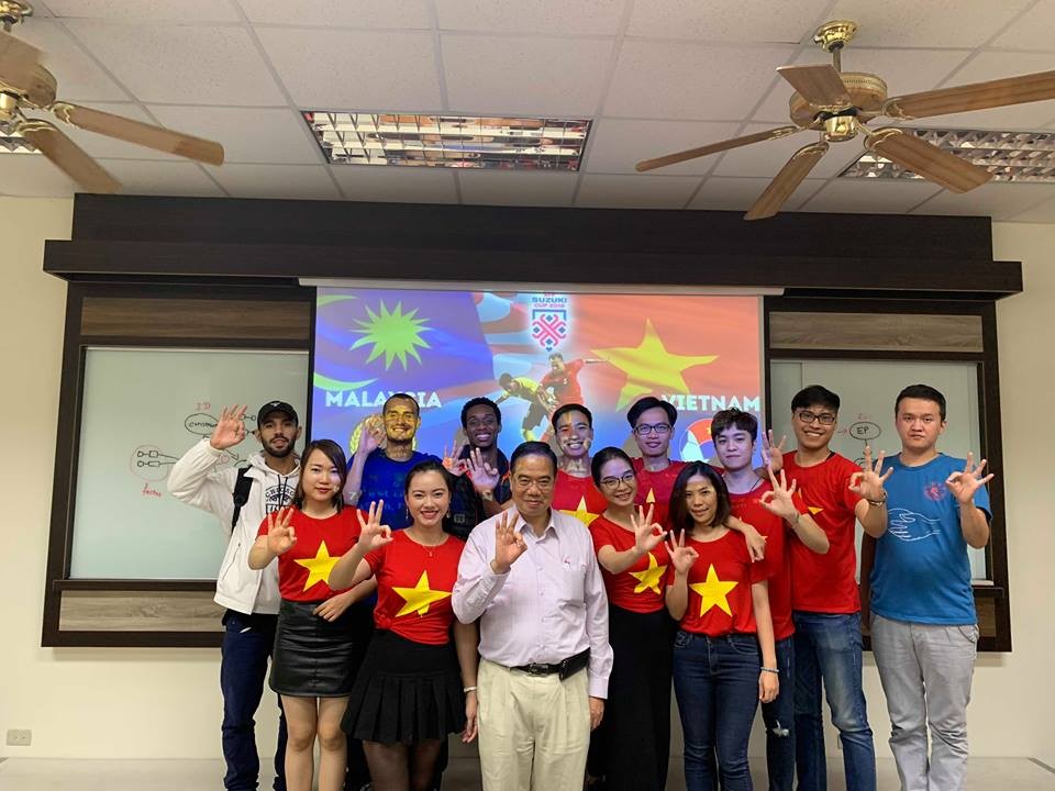 Du học sinh tiếp lửa, vỡ òa khi tuyển Việt Nam vô địch AFF Cup - Bóng Đá