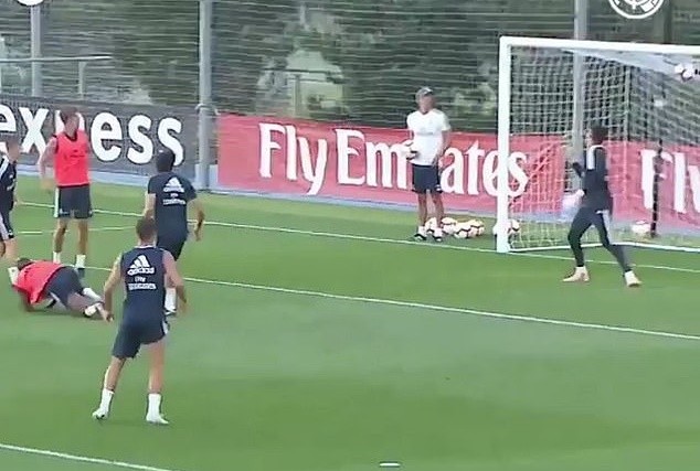 Ai cần Ronaldo? 'Tiểu Neymar' ghi siêu phẩm trên sân tập Real - Bóng Đá