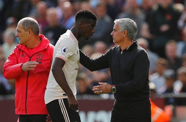Cận cảnh: Rời sân, Pogba không thèm nhìn mặt Mourinho - Bóng Đá