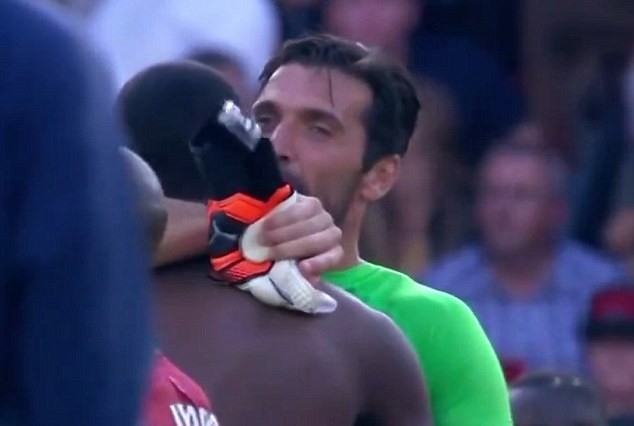 KHÓ TIN: Buffon đổi áo và hôn lên trán con trai đồng đội cũ - Bóng Đá