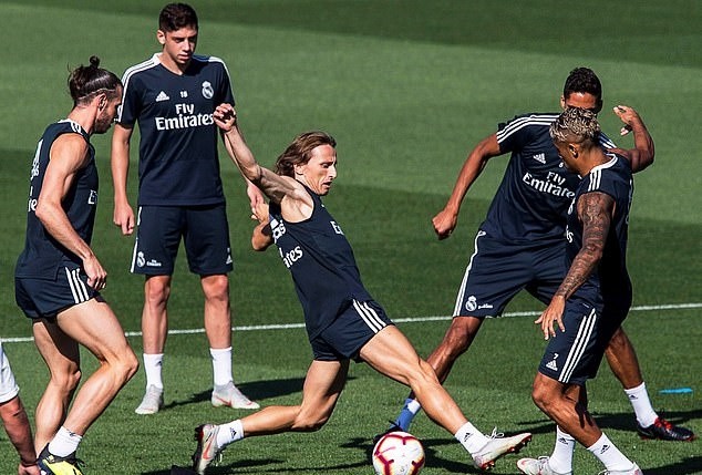 ảnh Modric khoe The Best - Bóng Đá