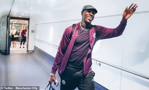 Chùm ảnh Man City hành quân tới sân Shakhtar Donetsk - Bóng Đá