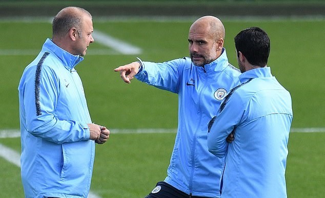 Sanchez buồn rũ rượi trên đường tới sân tập Man Utd - Bóng Đá